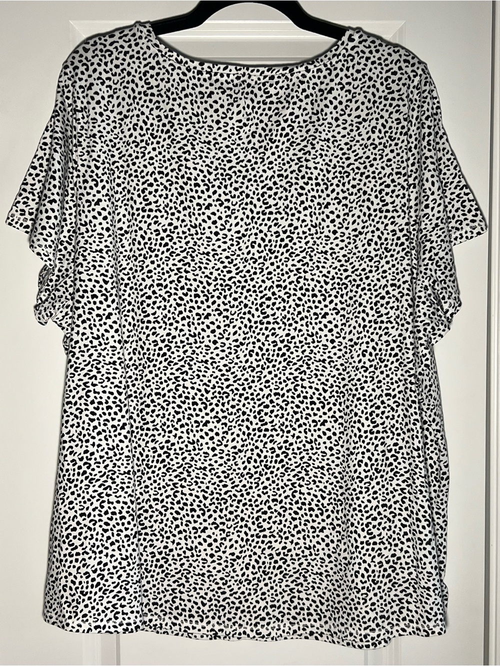 Black & White Leopard Print V-Neck Top - Picture 6 of 6